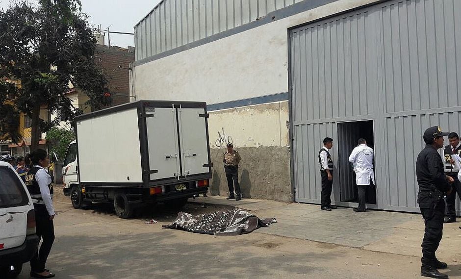 Asesinan a empresario en la puerta de su negocio de SJL (FOTOS)