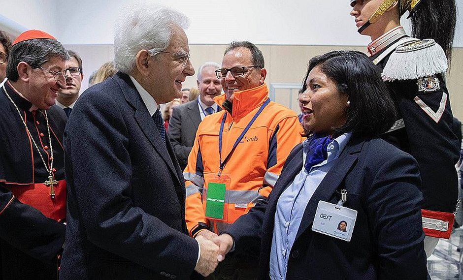 Una peruana lleva al presidente de Italia en primer viaje de tranvía rápido