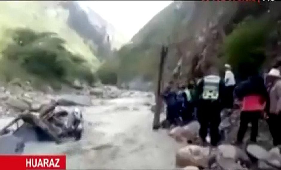 Un profesor muere y otra desaparece tras caída de combi a río en Áncash (VIDEO)