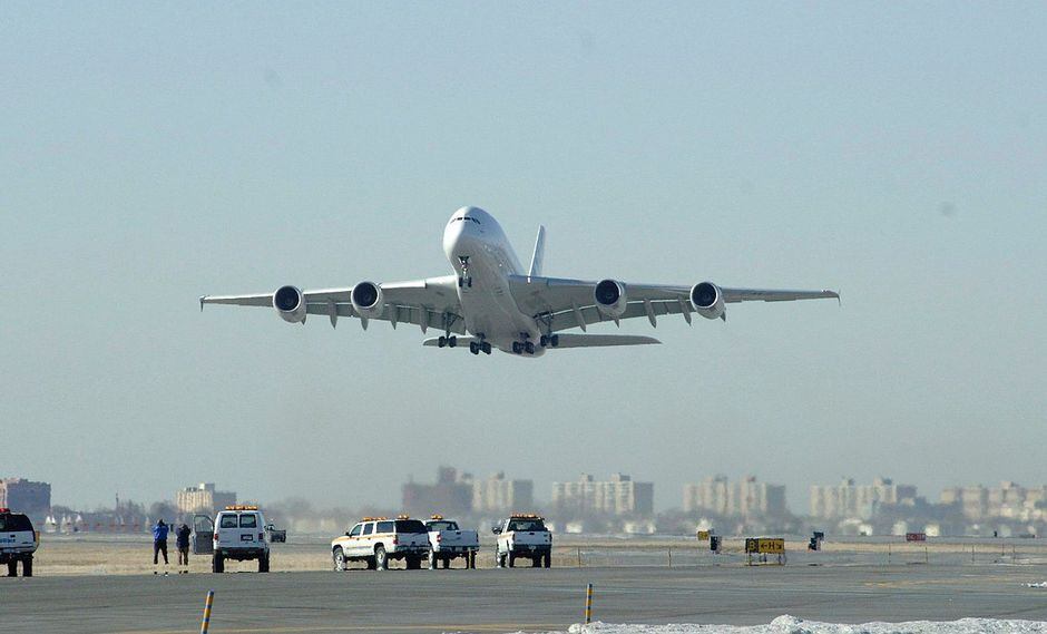 Alerta de una bomba falsa en avión donde viajaban sus padres para que no lo visiten