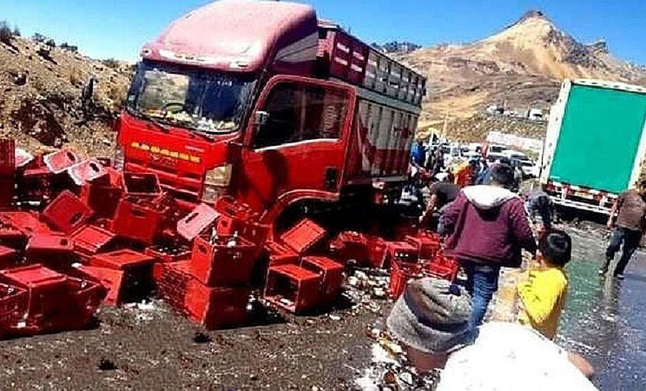 Cientos de cajas de cerveza quedan regadas en Carretera Central tras volcadura de camión