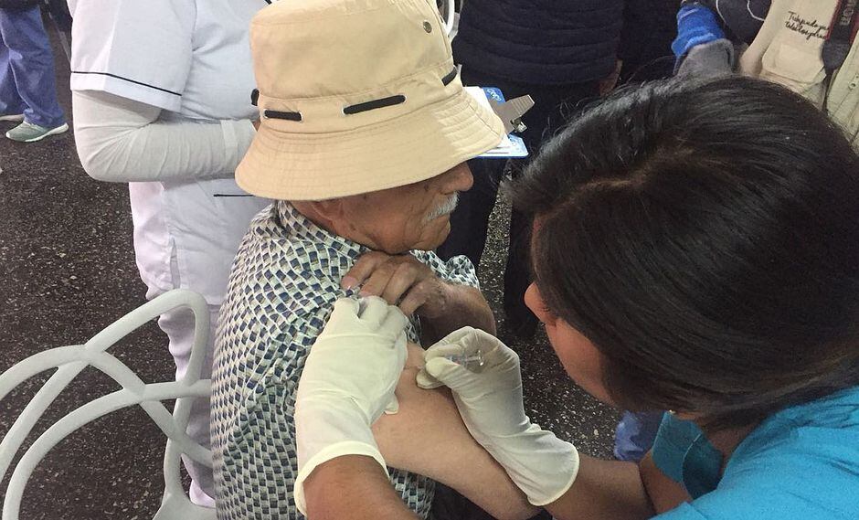Rímac: Vacunan a más de 300 abuelitos en albergue Canevaro