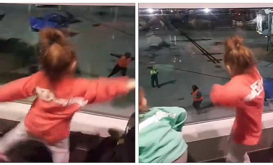 Facebook: dos niñas bailan al ritmo de empleado de aeropuerto (VIDEO)