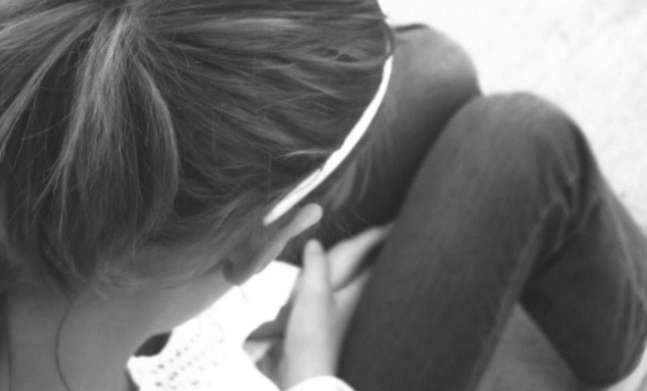 Jovencita denuncia a padre biológico y padrastro por violentarla tras enterarse que es lesbiana