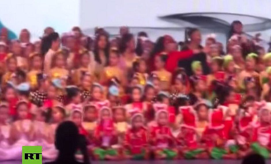 Escenario con muchos niños se desploma en plena show: un muerto y 14 heridos | VIDEO