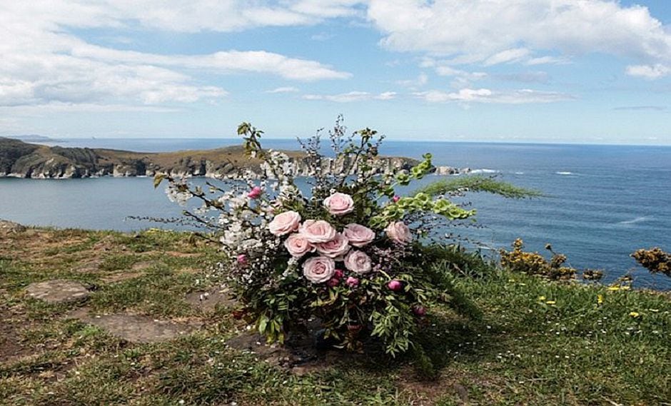 Mujer que celebraba haber vencido el cáncer, muere al caerle rocas
