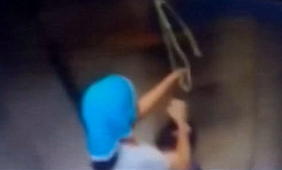 Niña salva de morir ahorcado a su hermano menor dentro de ascensor | VIDEO