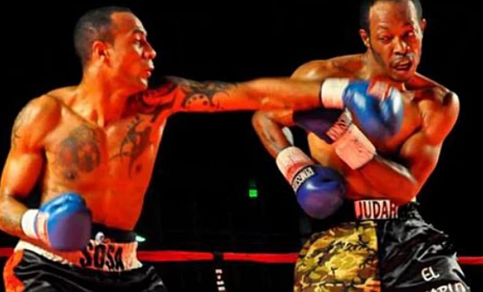 Boxeador mata a su padre y luego se pone a ver televisión