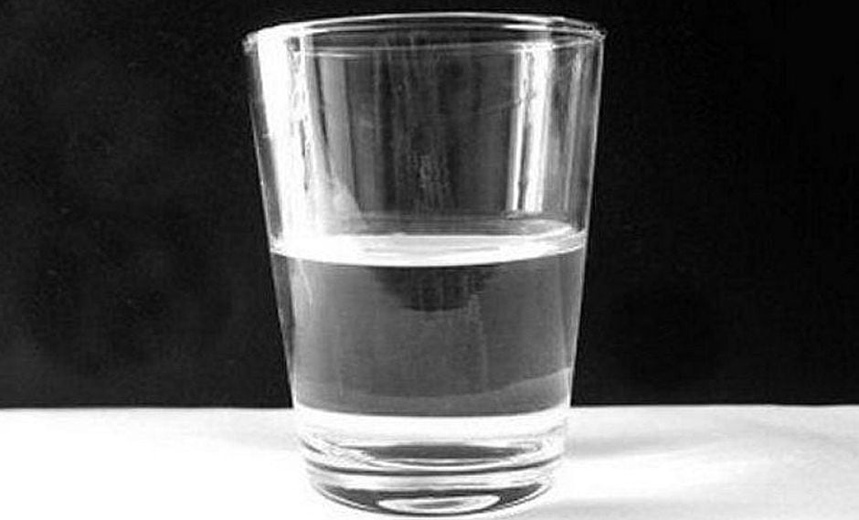 ¿Por qué poner un vaso de agua debajo de la cama?