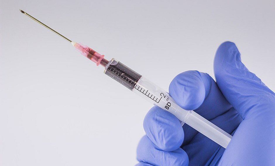 Encarcelan a enfermera que extraía medio litro de sangre a la semana a su hijo de 7 años