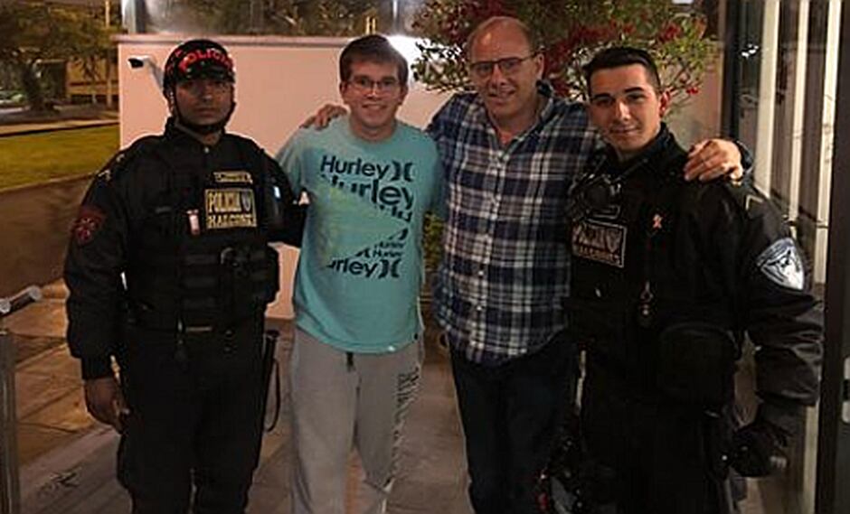Valerosos policías peruanos sorprenden a ciudadano con honesto acto