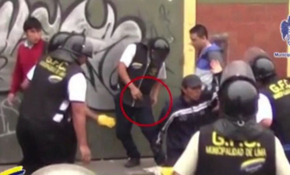 Cercado de Lima: Ambulante acuchilla a 2 fiscalizadores durante intervención