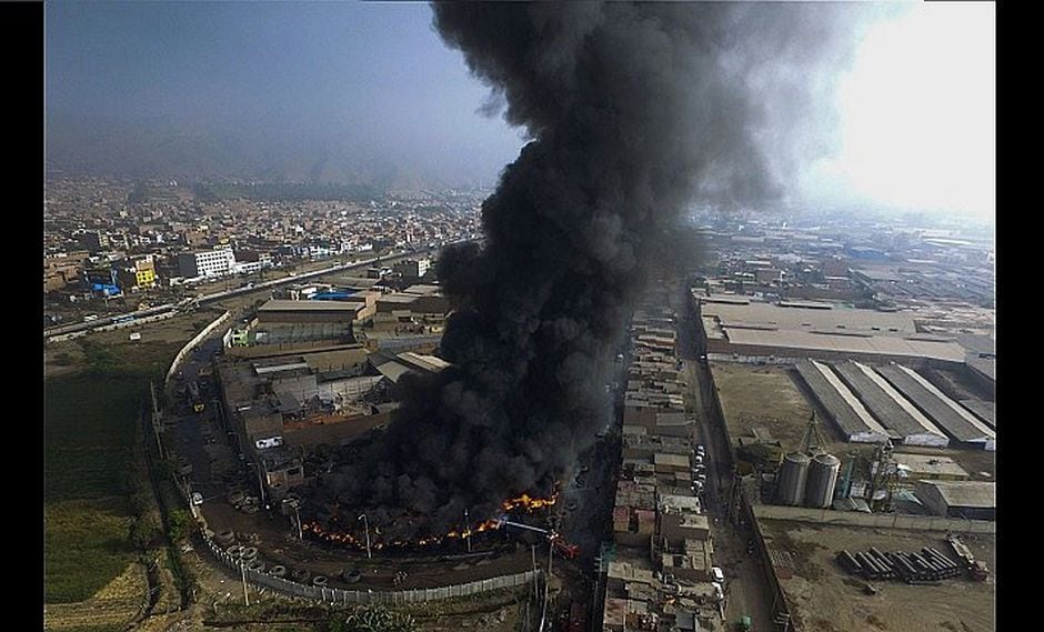 Nube negra altamente tóxica invade Lima Norte tras incendio de almacén de llantas (FOTOS y VÍDEO)