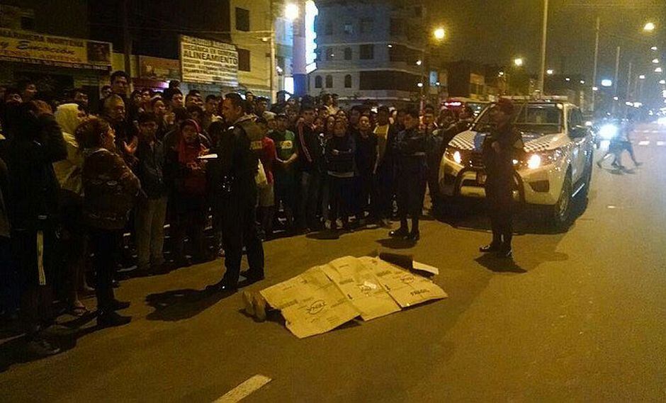 Los Olivos: Atropellan a joven mujer cuando se disponía a cruzar la pista (VIDEO)