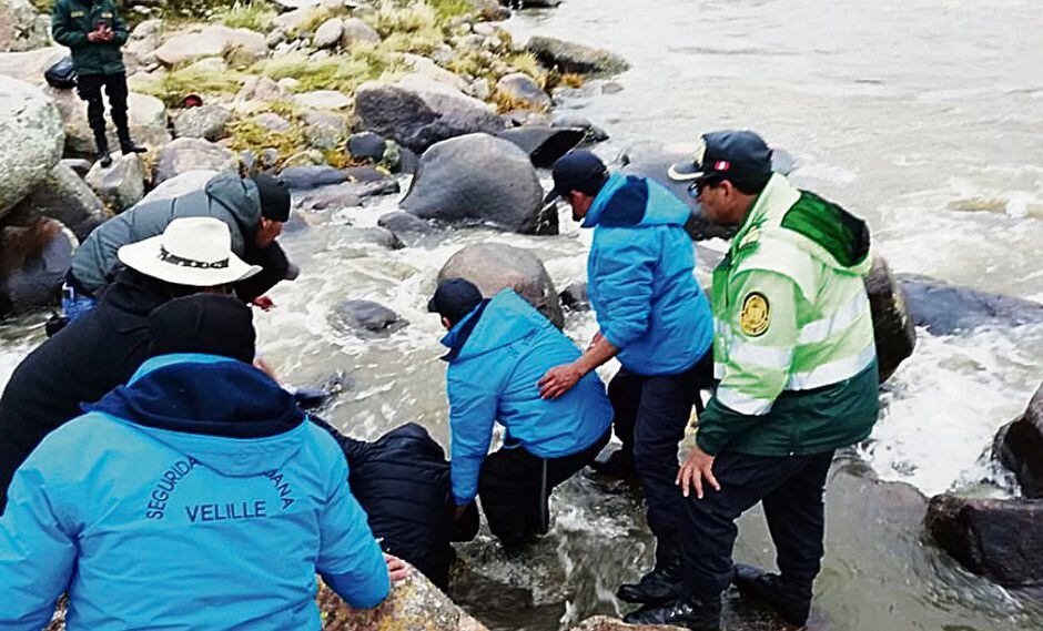 Tragedia en San Valentín: minivan cae al río y mueren cinco personas