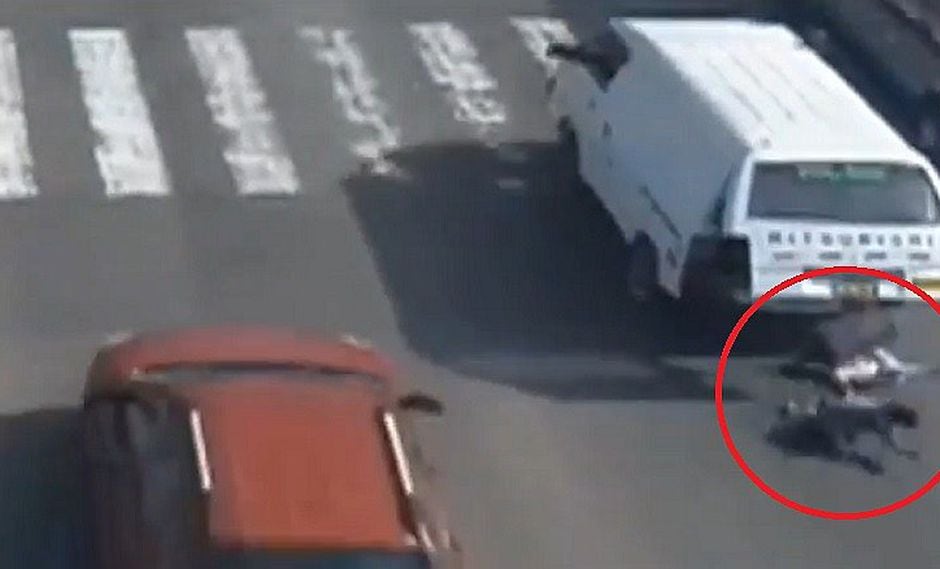 Callao: Dos niños caen de combi en movimiento y ¡ocurre lo inesperado! (VIDEO)
