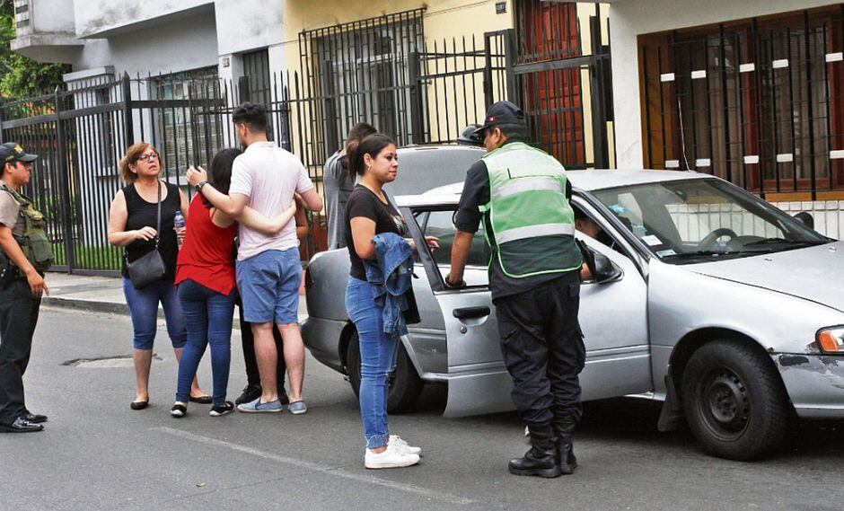 Taxista intenta arreglar su auto y muere atropellado por su mismo vehículo en Lince