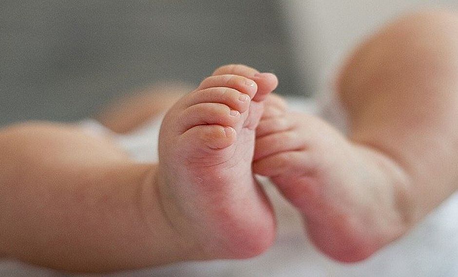 Bebé de 8 meses es hallado muerto y enterrado dentro de mochila