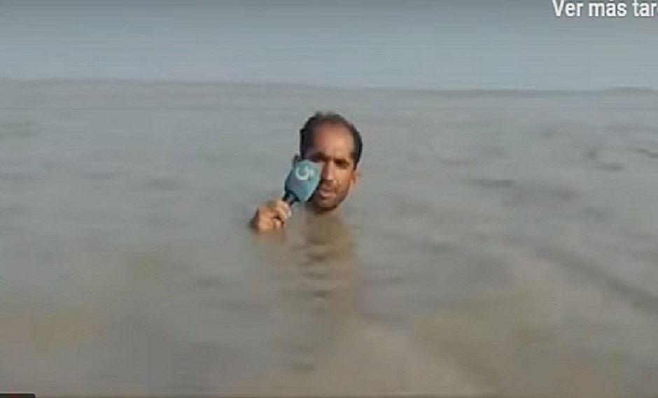 Periodista reporta inundación con agua hasta el cuello | VIDEO