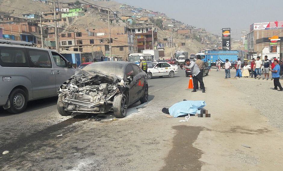 Policía muere tras chocar e incendiarse su auto contra un bus de transporte público (FOTOS)