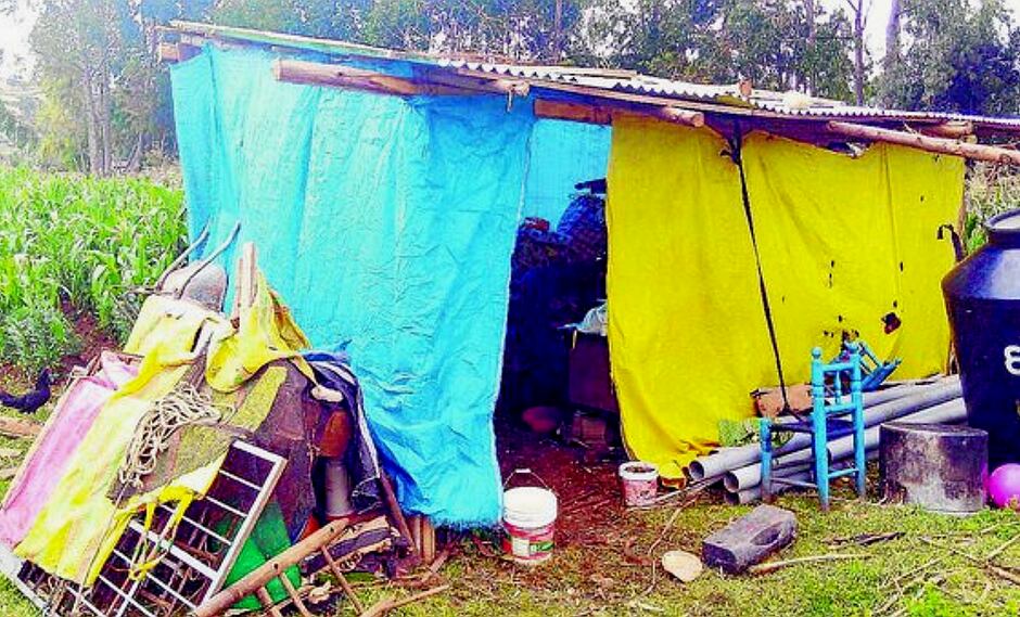 Hombre estafó y abandonó a su esposa pero ella construye casita para sus 6 hijos (FOTOS)