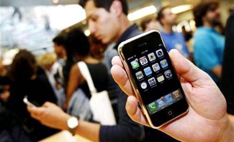 Joven muere electrocutada mientras usaba su iPhone