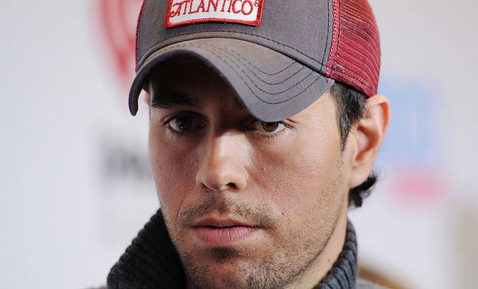 Enrique Iglesias causa indignación entre fans tras tocar partes íntimas de corista