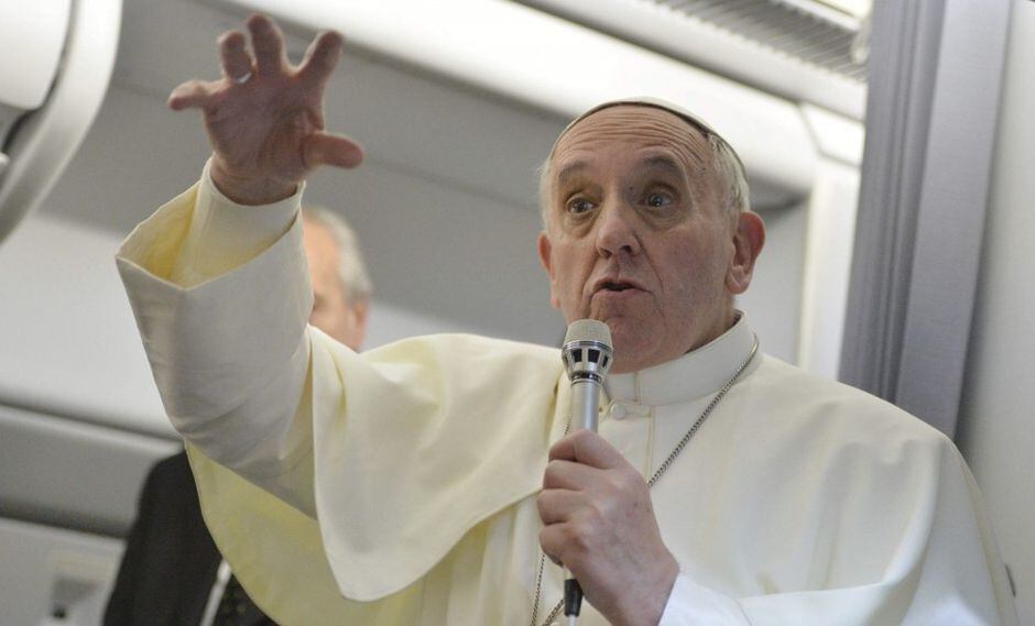 Papa rechaza marginar a gais, pero mantiene cruz sobre divorciados