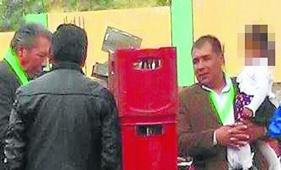 Autoridades electas celebran bebiendo cerveza en municipio