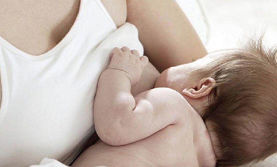 Mujer transgénero puede amamantar por primera vez a su bebé