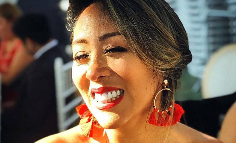 Cathy Sáenz luce totalmente regia en look para boda