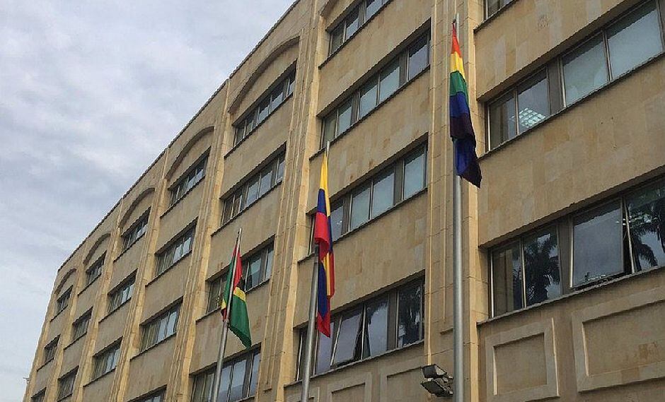 Colombia: Alcaldía iza bandera gay en contra de homofobia