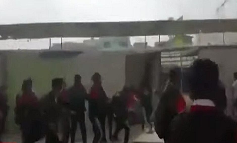 Escolares de Comas desalojan a comerciantes del patio de su colegio | VIDEO