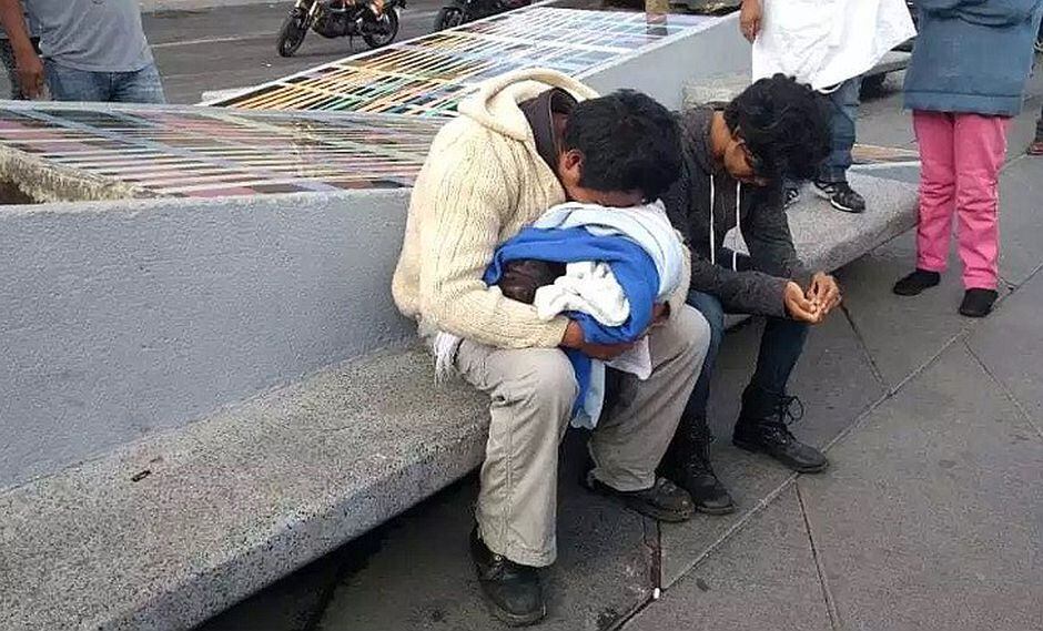 Bebito muere en la calle y en brazos de sus padres indigentes