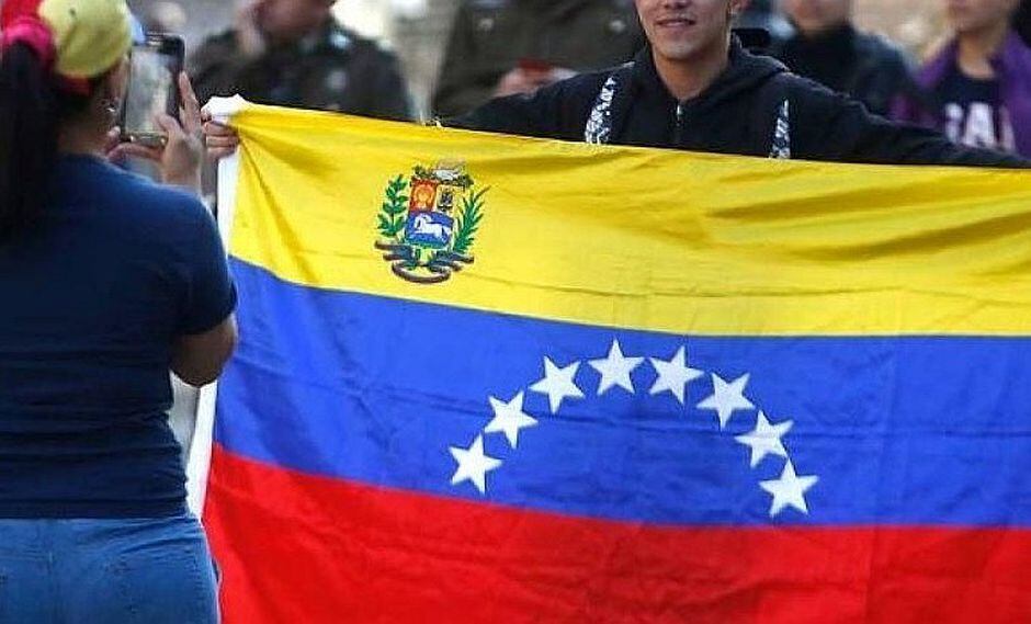 Venezolanos duermen en la puerta de su Embajada a la espera de avión y volver a casa