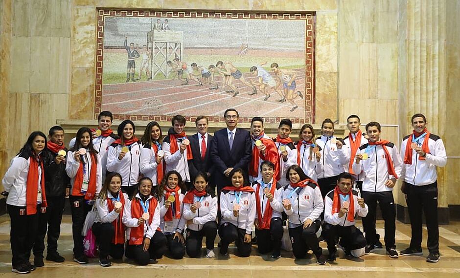 Martín Vizcarra y medallistas