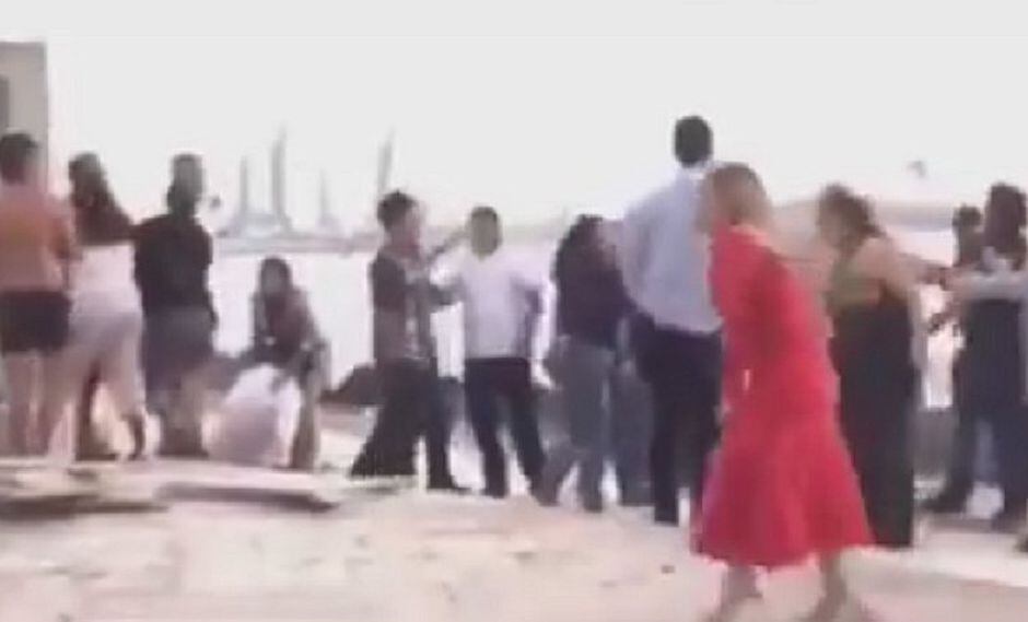 Dos familias protagonizan batalla campal en playa al iniciar el nuevo año (VIDEO)