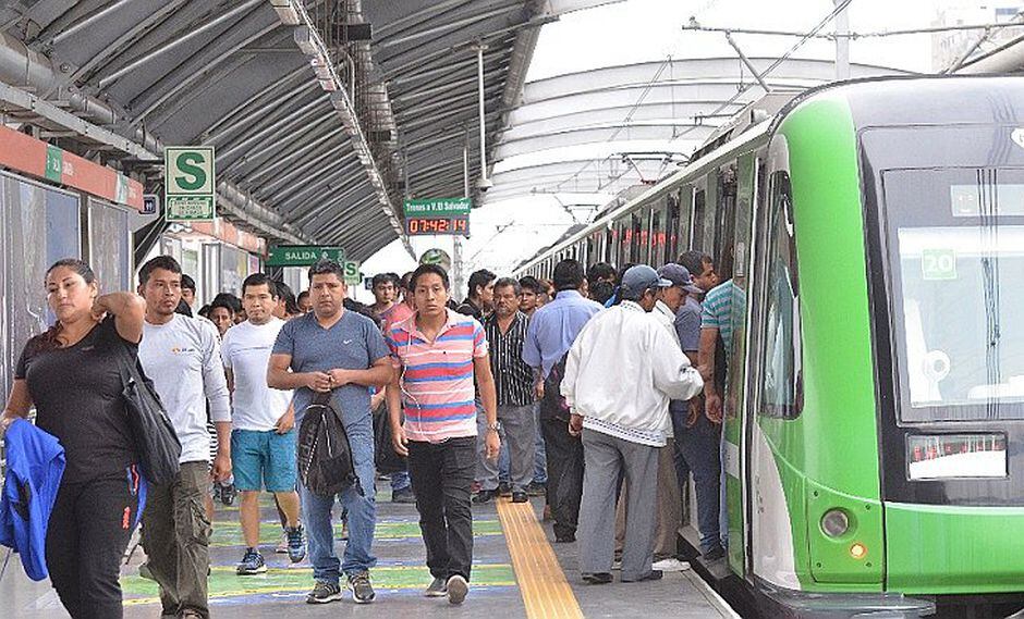Metro de Lima: pasajeros hacen largas colas para acceder al servicio