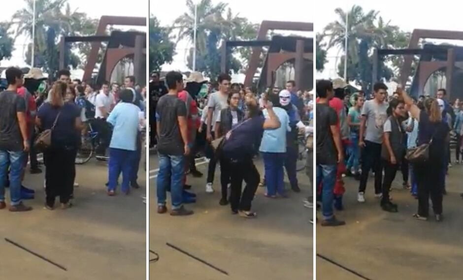 Madre saca a correazos a su hijo de una protesta en plena universidad (VIDEO)