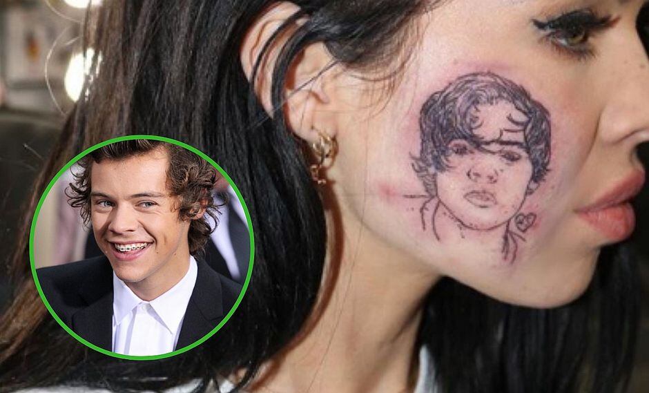 Jovencita se tatúa la cara de su cantante favorito en su rostro (FOTO)