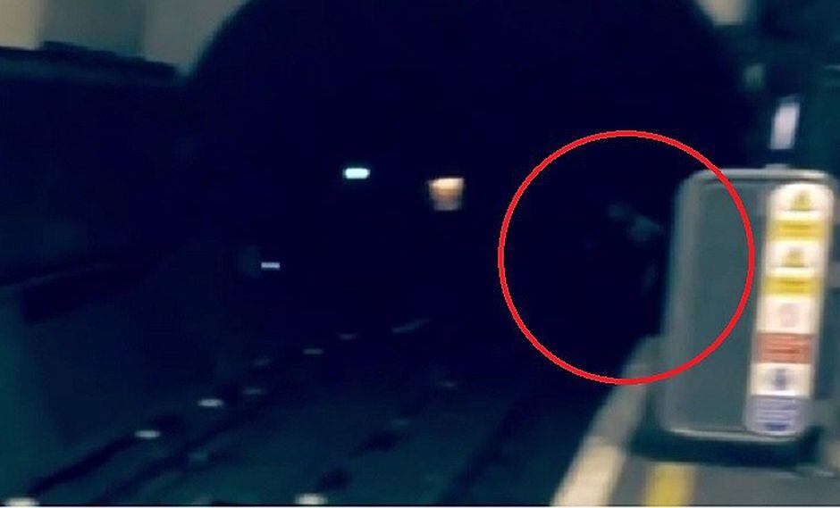 YouTube: Terrorífico espectro es grabado deambulando en metro de Londres