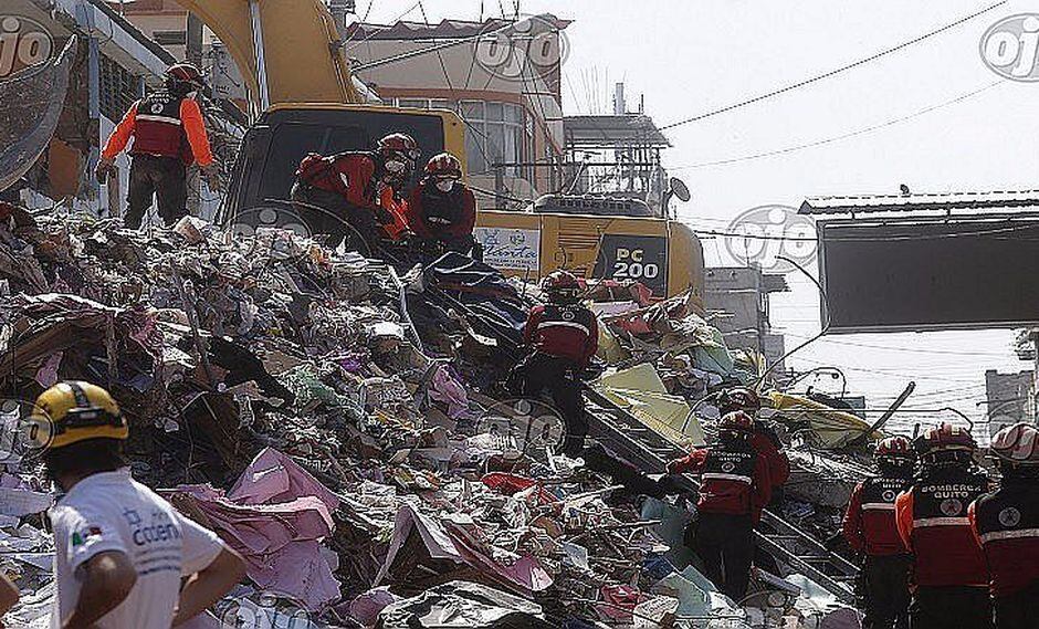 Terremoto en Ecuador: Bombero halla cuerpo de su hija entre los escombros