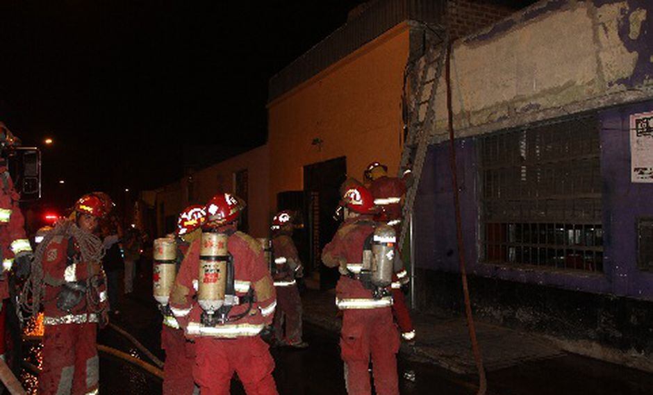 Techo de pollería se incendia en el Cercado de Lima