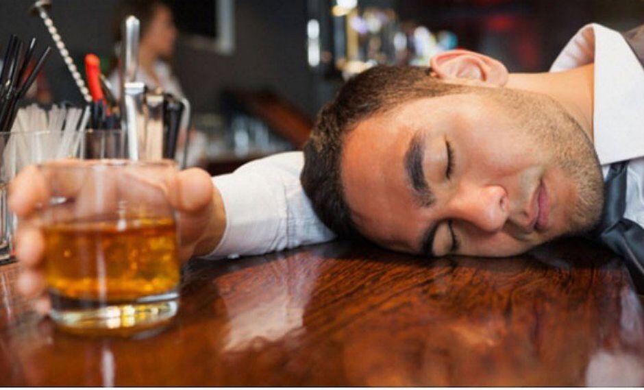 6 riesgos de tomar alcohol de dudosa procedencia