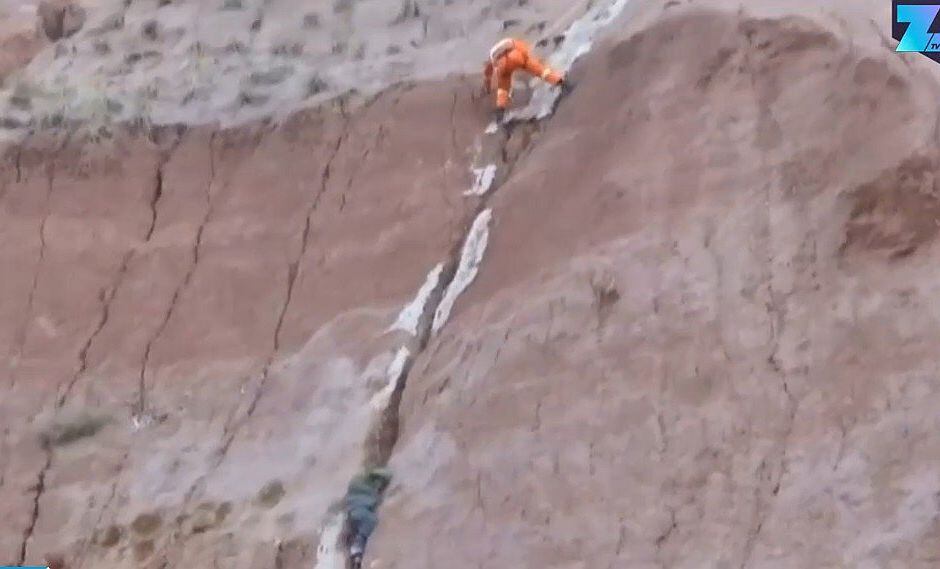 Niño cae por roca de 100 metros y su rescate terminó así