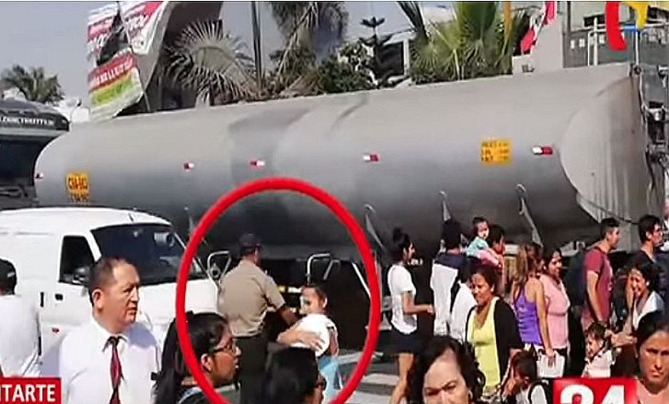 Policía imprudente es captado pasando por debajo de cisterna (VIDEO)