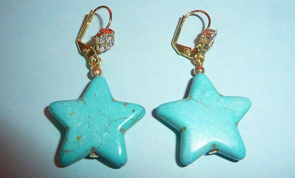 ¿Por qué se infectan las orejas al usar aretes de fantasía?