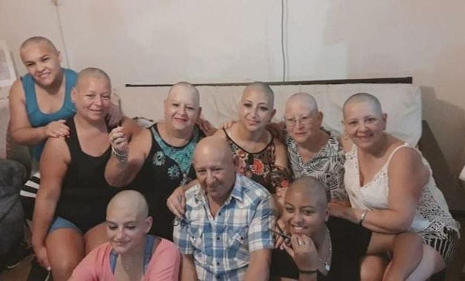 Familia entera se rapa para apoyar a madre con cáncer