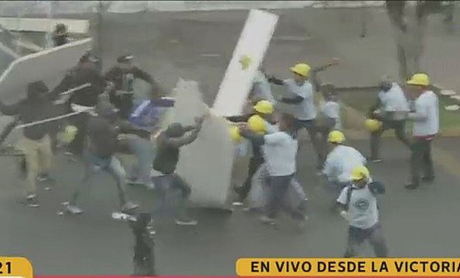 Hinchas de Alianza Lima ingresan a explanada y atacan a evangélicos (FOTOS)