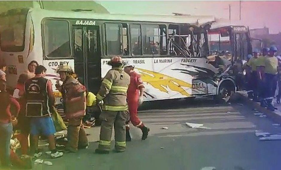 Una bebé de apenas un año muere tras choque entre bus de transporte y cisterna (VIDEO)